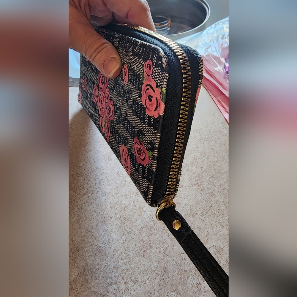New No tag Juicy Couture pink bloom roses wallet wristlet